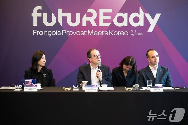 프랑수아 프로보 르노그룹 회장(가운데)이 서울 서초구 JW메리어트 호텔에서 열린 미디어 라운드 테이블에서 지난달 발표한 그룹 중장기 전략 '퓨처레디(futuREady) 플랜'을 한국 취재진에게 설명하는 가운데 니콜라 파리 르노코리아 사장(오른쪽 )과 상희정 르노코리아 대내외협력본부장 부사장(왼쪽)이 배석한 모습(르노코리아 제공). 2026.4.3.
