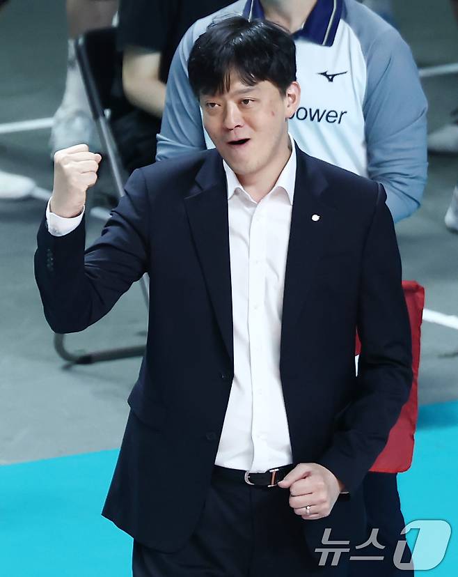 5일 오후 서울 중구 장충체육관에서 열린 2025-2026 진에어 V리그 여자부 챔피언결정전 3차전 GS칼텍스와 한국도로공사의 경기, GS칼텍스 이영택 감독이 선수들이 득점하자 기뻐하고 있다. 2026.4.5 ⓒ 뉴스1 김민지 기자