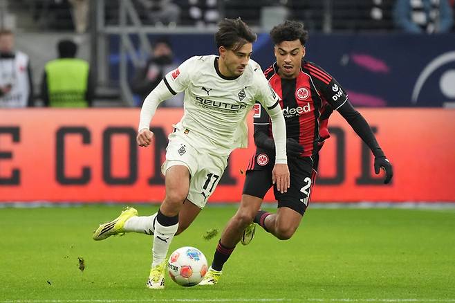 묀헨글라드바흐의 옌스 카스트로프(왼쪽). 사진 | AP연합뉴스