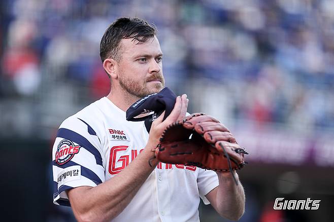 롯데 비슬리가 4일 부산 사직구장에서 열린 2026 KBO리그 정규시즌 SSG전에 선발 등판해 공을 받고 있다. 사진 | 롯데 자이언츠