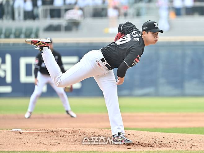 KT 소형준이 29일 잠실구장에서 열린 2026 KBO 리그 LG와의 경기에 선발 등판해 힘차게 공을 던지고 있다. 잠실 | 박진업 기자 upandup@sportsseoul.com