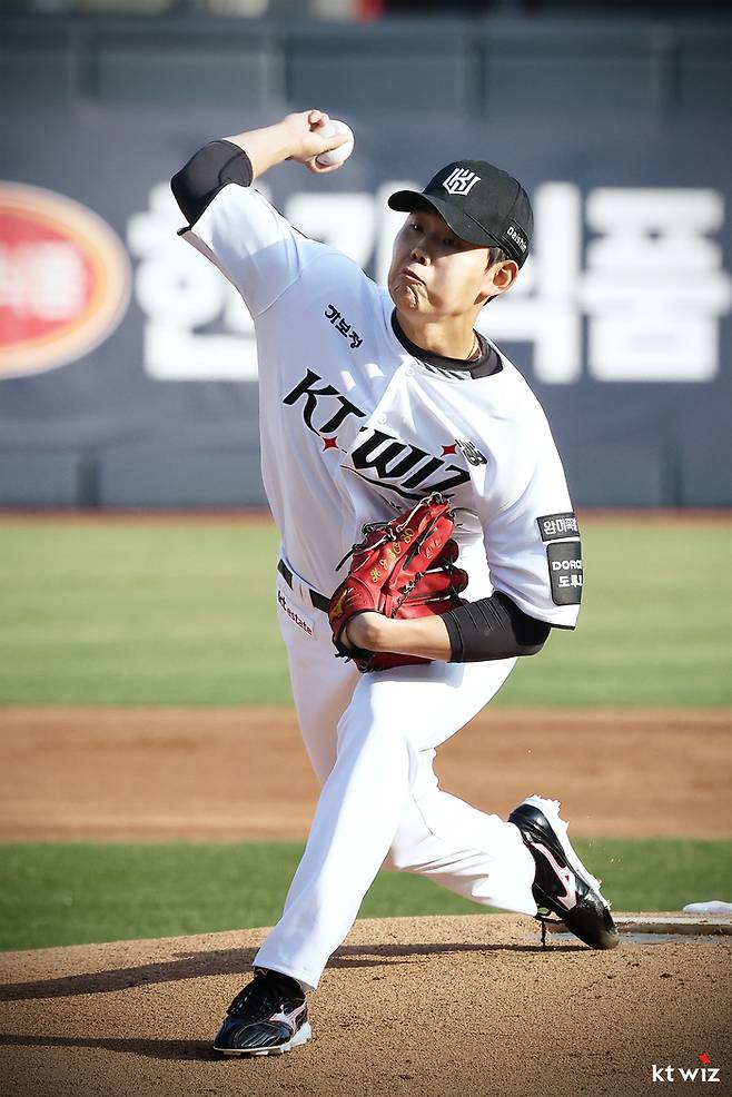 KT 소형준이 4일 수원케이티위즈파크에서 열린 2026 KBO리그 정규시즌 삼성전에 선발 등판해 역투하고 있다. 사진 | KT 위즈