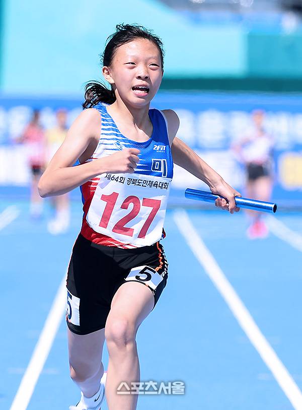 ‘소녀들의 배턴 터치‘ 육상 꿈나무들...구미시, 여초 400m 계주 우승