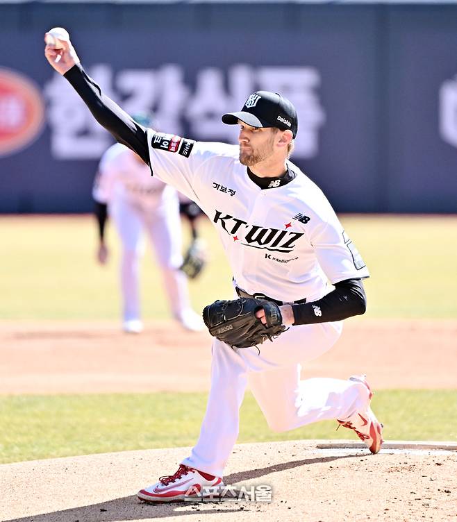 KT 보쉴리가 19일 수원케이티위즈파크에서 열린 키움과의 시범경기에 선발 등판해 힘차게 공을 던지고 있다. 수원 | 박진업 기자 upandup@sportsseoul.com