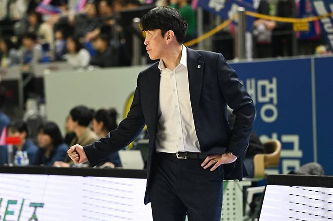 우리은행 위성우 감독이 3일 용신시실내체육관에서 열린 BNK금융 2025~2026 여자프로농구 정규리그 최종전 삼성생명과 경기에서 주먹을 불끈 쥐고 있다. 사진 | WKBL