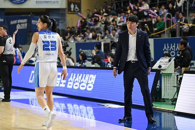 우리은행 김단비(왼쪽)와 위성우 감독. 사진 | WKBL