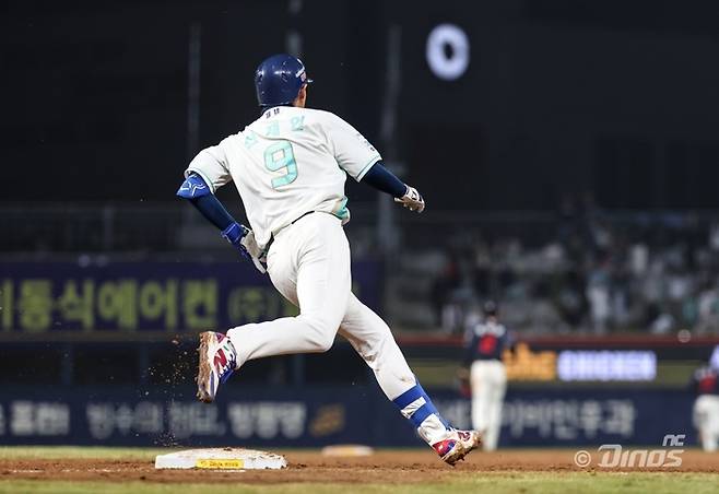 NC 신재인이 1일 창원NC파크에서 열린 2026 KBO리그 정규시즌 롯데와 경기에서 홈런을 터뜨리고 있다. 사진 | NC 다이노스