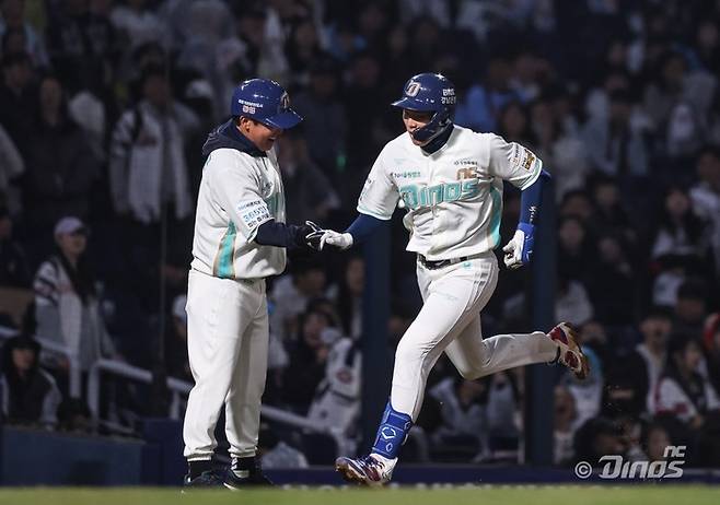 NC 신재인이 1일 창원NC파크에서 열린 2026 KBO리그 정규시즌 롯데와 경기에서 홈런을 때린 후 베이스를 돌고 있다. 사진 | NC 다이노스