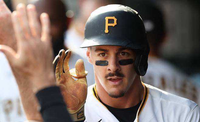 Apr 3, 2026; Pittsburgh, Pennsylvania, USA; Pittsburgh Pirates shortstop Konnor Griffin (6) high-fives in the dugout after scoring his first major league run in his debut against the Baltimore Orioles during the second inning at PNC Park. Mandatory Credit: Charles LeClaire-Imagn Images
<저작권자(c) 연합뉴스, 무단 전재-재배포, AI 학습 및 활용 금지>