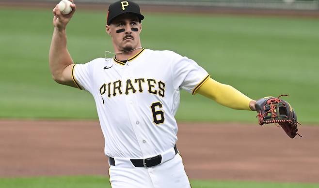 Pittsburgh Pirates shortstop Konnor Griffin (6) throws the ball to a fan after fielding the third out of the first inning of the Pirates Home Opener against the Baltimore Orioles at PNC Park on Friday, April 3, 2026 in Pittsburgh. Photo by Archie Carpenter/UPI
<저작권자(c) 연합뉴스, 무단 전재-재배포, AI 학습 및 활용 금지>