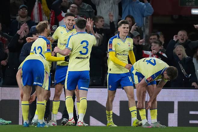Southampton's Ross Stewart, third from left, celebrates with teammates after scoring the opening goal during the English FA Cup quaterfinal soccer match between Southampton and Arsenal in Southampton, England, Saturday, April 4, 2026. (AP Photo/Dave Shopland)
<저작권자(c) 연합뉴스, 무단 전재-재배포, AI 학습 및 활용 금지>