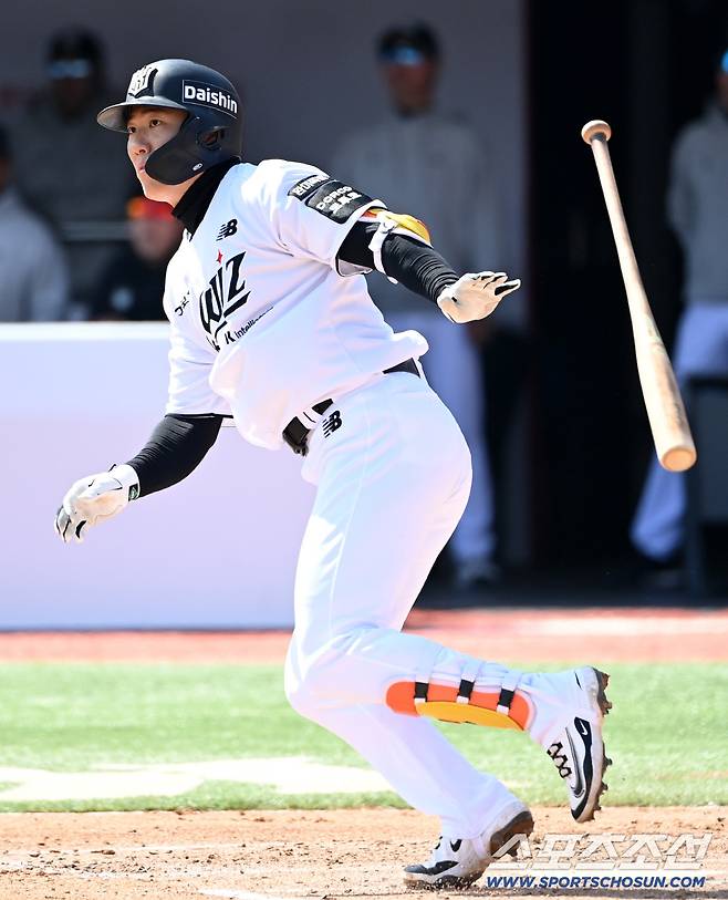 5일 수원KT위즈파크에서 열린 삼성과 KT의 경기. 2회말 2사 2루 KT 오윤석이 선취 1타점 2루타를 치고 있다. 수원=허상욱 기자wook@sportschosun.com/2026.04.05/