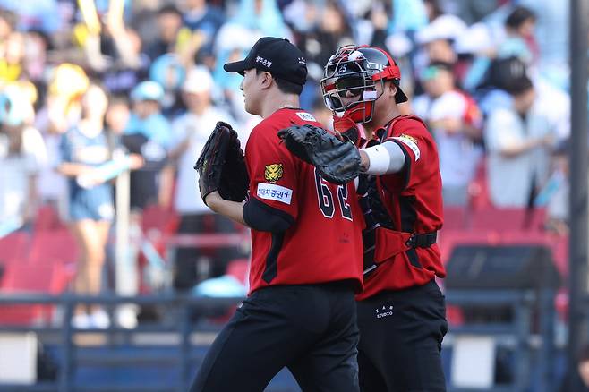 KIA 타이거즈 정해영(왼쪽)과 한준수. 사진제공=KIA 타이거즈