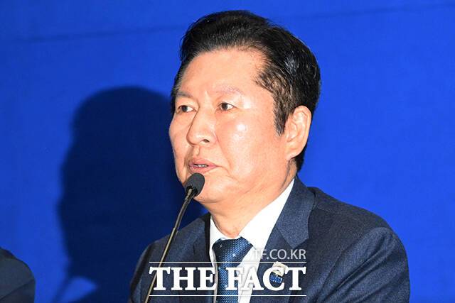 정청래 대표가 5·18 정신 헌법 수록을 촉구하며 반대 입장을 보이는 국민의힘을 강하게 비판했다. /서예원 기자