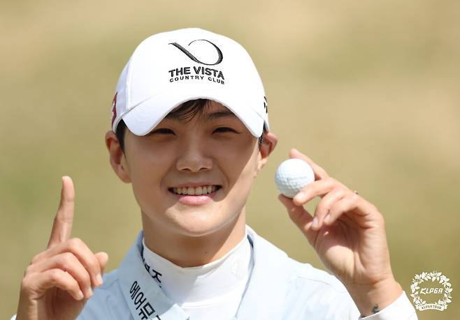 프로 데뷔 후 처음으로 공식대회에서 홀인원을 작성한 박성현. KLPGA