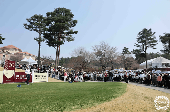 박성현을 보기 위해 몰려든 구름 갤러리. KLPGA