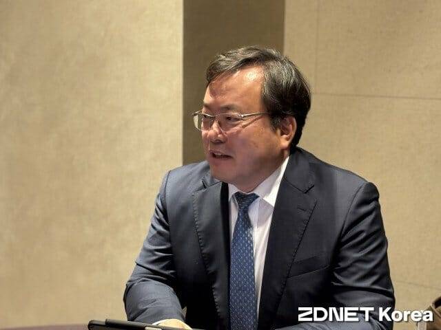 지디넷코리아와 인터뷰 하고 있는 원유재 회장. 올해 협의회는 여러 활동을 추진한다.