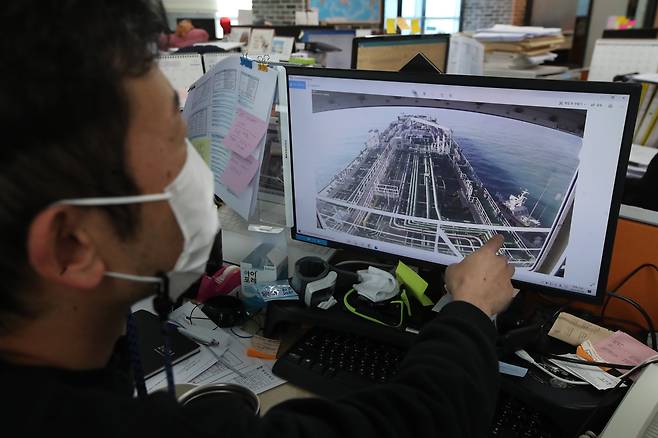 2021년 1월 4일  한국케미'호에 이란 혁명수비대의 고속정(오른쪽 작은 선박)이 접근, 나포하려는 장면이 선박 회사의 CCTV 화면에 잡혔다./조선일보