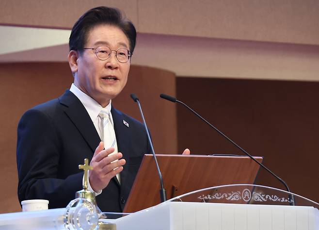 이재명 대통령이 5일 서울 여의도 순복음교회에서 열린 2026 한국교회 부활절 연합예배에서 축사를 하고 있다. /뉴스1