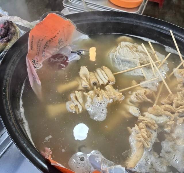 포장 순대가 어묵 국물에 담겨 있는 모습. /소셜미디어