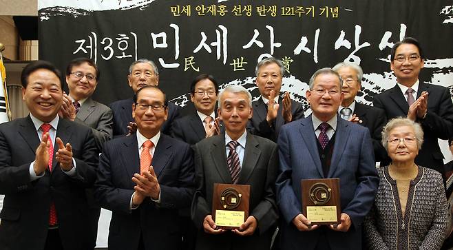 2012년 민세상을 수상한 정성헌 한국DMZ평화생명동산 이사장(앞줄 왼쪽에서 셋째). /고운호 기자