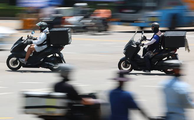 서울 강남역 사거리에서 배달라이더들이 교차로를 지나고 있다./연합뉴스