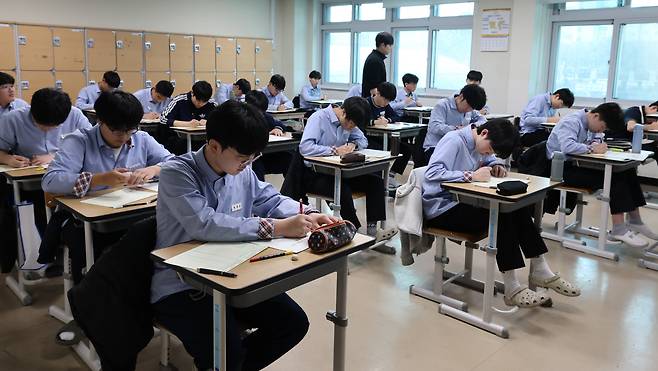 올해 첫 전국연합학력평가가 실시된 24일 대전 충남고등학교 1학년 학생들이 시험을 치르고 있다. /뉴스1