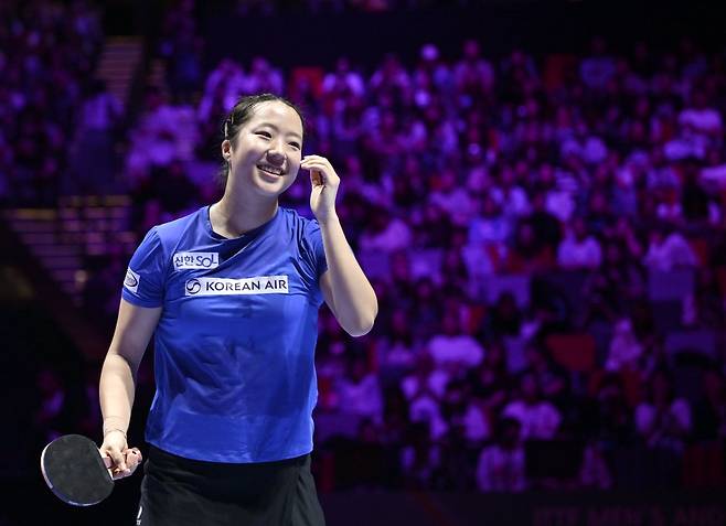 신유빈이 4일 마카오에서 열린 열린국제탁구연맹(ITTF) 월드컵 여자부 8강에서 천싱퉁에게 4-1로 승리한 뒤 기뻐하고 있는 모습. 마카오=신화 뉴시스