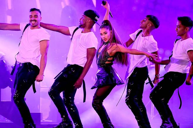 좋아하는 아티스트의 월드 투어 일정에 맞춰 숙소를 예약하고 여행 동선을 짜는 이른바 ‘공연 원정(Gig Tripping)’ 현상이 2026년 여름 여행 시장의 핵심 트렌드로 떠오르고 있다. 사진=게티이미지코리아.