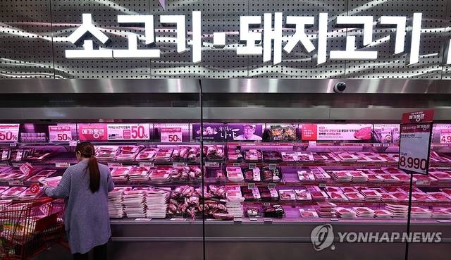 서울 시내의 한 대형마트에 소고기와 돼지고기가 진열돼 있다. [연합뉴스]