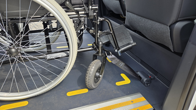 기아 PV5 웨이브 모델에 적용된 휠체어 바퀴 고정장치. 장우진 기자.