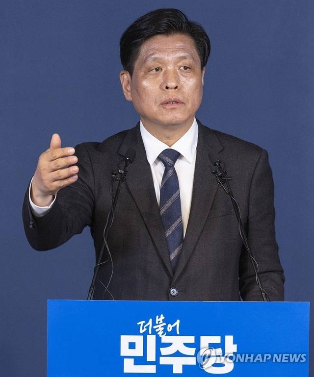 더불어민주당 조승래 사무총장이 3월27일 서울 여의도 중앙당사에서 김이수 공천관리위원장의 6ㆍ3 지방선거 대구시장 후보 추가 공모와 부산시장 후보 경선, 경북지사 후보 확정 발표를 마친 뒤 취재진 질문을 받고 있다. 연합뉴스