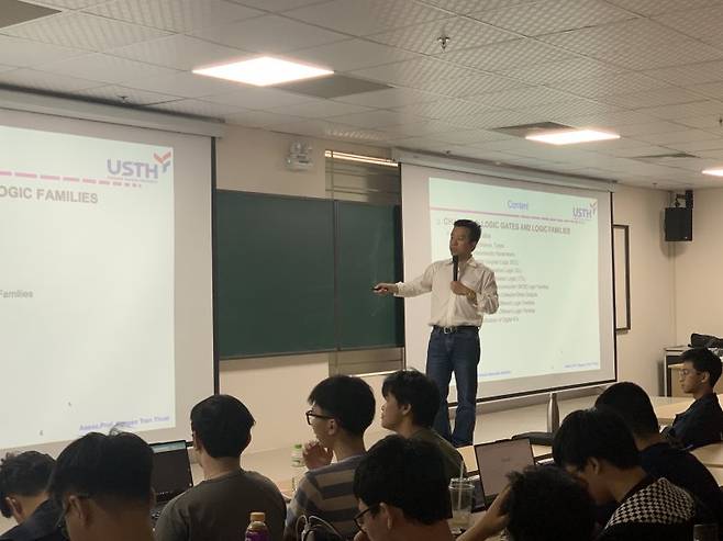 응우옌 쩐 투엇 베트남 하노이국립대학교 반도체·첨단소재 연구소장(ISAM·교수)이 지난 4일 베트남 과학기술대에서 2학년 학생들을 대상으로 반도체공학 수업을 진행하고 있다. 사진=부 튀 띠엔 통신원