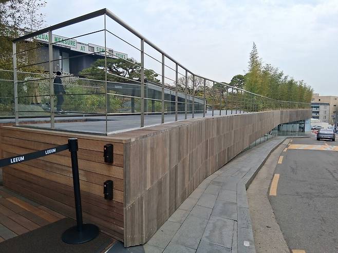 가브리엘 오로스코는 리움 야외 조각물 데크 보도를 덮었던 나무 구조물을 떼어 정원을 받치는 데크 옆벽에 촘촘하게 붙였다. 이런 재활용 방식을 써서 작가는 자신의 정원을 식물이 자라는 거대한 그릇(플랜터)의 개념으로 빚어냈다. 노형석 기자