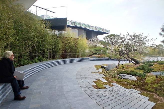 지난달 30일 오전 가브리엘 오로스코가 리움 정원의 구석에서 매화가 핀 정경을 바라보고 있다. 노형석 기자