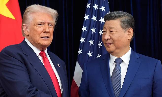 2025년 10월30일 부산 김해국제공항 의전실 나래마루에서 미-중 정상회담이 열리기 전 도널드 트럼프 미국 대통령과 시진핑 중국 국가주석이 악수하고 있다. 부산/AP 연합뉴스