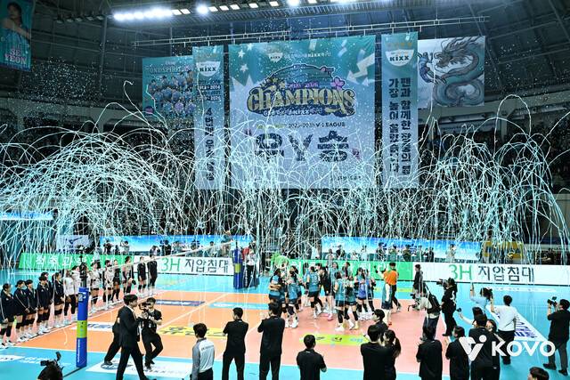 지에스(GS) 칼텍스 선수들이 5일 서울 장충체육관에서 열린 2025~2026 V리그 여자부 챔피언결정 3차전에서 우승을 확정지은 뒤 기뻐하고 있다. 한국배구연맹 제공