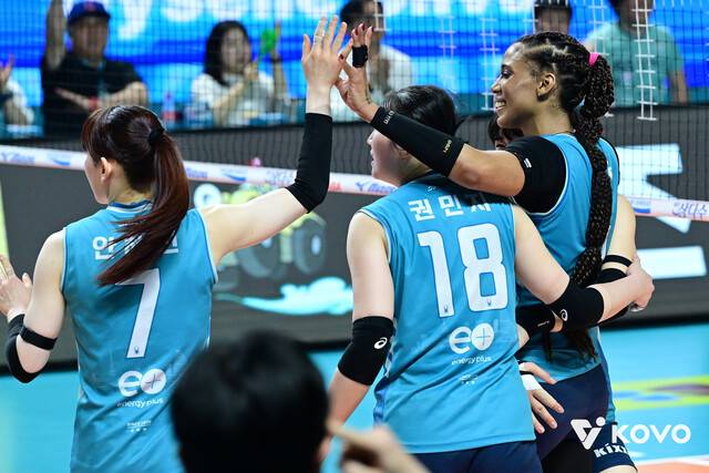 지에스(GS) 칼텍스 지젤 실바(맨 오른쪽)가 5일 챔피언결정 3차전에서 공격에 성공한 뒤 팀 동료들과 기뻐하고 있다. 한국배구연맹 제공
