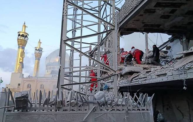 3일(현지시각) 이란 테헤란에서 미국과 이스라엘의 폭격으로 파괴된 건물에서 구조대가 수색 작업을 벌이고 있다. UPI 연합뉴스