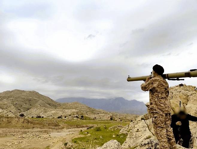 후제스탄주의 최고지도자가 어깨에 매는 휴대용 대공미사일을 들고 미군 항공기가 다니는 후제스탄 동부 산악 지역에 직접 나선 모습. 이란에선 최고지도자가 각 주에 자신의 대리인을 임명하고, 성직자인 이 각 주 최고지도자는 매주 금요일 설교를 맡는다. 파르스통신
