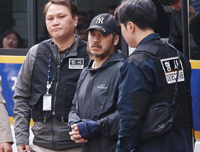 범죄집단조직·마약류관리법 위반 등 혐의로 구속 송치된 박왕열이 3일 경기 의정부지검으로 이송되고 있다. 뉴스1