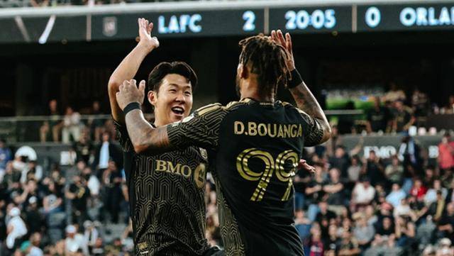 손흥민이 5일 미국 캘리포니아주 로스앤젤레스의 BMO 스타디움에서 열린 올랜도 시티와 2026 MLS 6라운드 홈 경기에서 전반 드니 부앙가와 골을 합작한 뒤 기뻐하고 있다. MLS 홈페이지 캡처