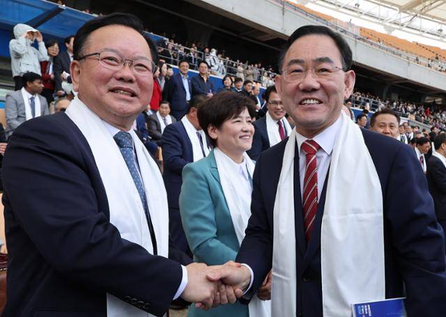 무소속 대구시장 출마를 고민하고 있는 국민의힘 소속 주호영(오른쪽) 국회부의장이 5일 대구 수성구 대구스타디움에서 열린 2026 대구 기독교 부활절 연합예배에서 더불어민주당 대구시장 후보인 김부겸 전 국무총리를 만나 악수하고 있다. 대구=뉴시스