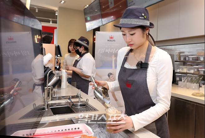 피겨스케이팅 국가대표 이해인이 5일 서울 마포구 할리스 신촌역점에서 열린 팬미팅에 앞서 직접 음료를 만들고 있다. '팬들과 함께하는 1일 바리스타' 행사로 진행된 이번 팬미팅은 사전 신청으로 참석한 팬 40명에게 이해인이 직접 제조한 음료를 제공하고 함께 질의응답을 하며 소통하는 시간을 가졌다. 이날 수익금은 영아원에 기부할 예정이다. 김민규 기자 mgkim1@edaily.co.kr /2026.04.05/