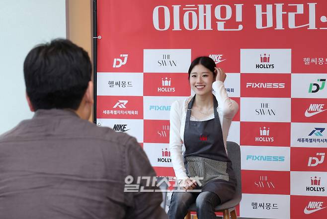 피겨스케이팅 국가대표 이해인이 5일 서울 마포구 할리스 신촌역점에서 열린 팬미팅에 앞서 취재진과 간담회를 갖고 있다. '팬들과 함께하는 1일 바리스타' 행사로 진행된 이번 팬미팅은 사전 신청으로 참석한 팬 40명에게 이해인이 직접 제조한 음료를 제공하고 함께 질의응답을 하며 소통하는 시간을 가졌다. 이날 수익금은 영아원에 기부할 예정이다. 김민규 기자 mgkim1@edaily.co.kr /2026.04.05/