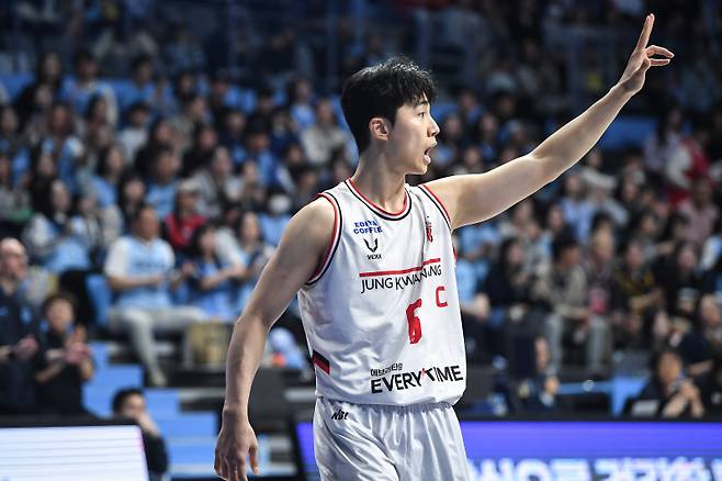 정관장 박지훈이 5일 고양소노아레나에서 열린 소노와의 2025~26 LG전자 프로농구 정규리그 경기서 작전을 지시하고 있다. 사진=KBL