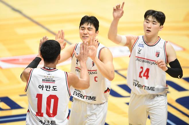 정관장 아반도(왼쪽부터), 박지훈, 문유현이 5일 고양소노아레나에서 열린 소노와의 2025~26 LG전자 프로농구 정규리그 경기 중 득점을 합작하고 환호하고 있다. 사진=KBL