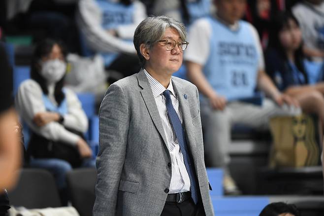 손창환 소노 감독이 5일 고양소노아레나에서 열린 정관장과의 2025~26 LG전자 프로농구 정규리그 경기 중 코트를 지켜보고 있다. 사진=KBL