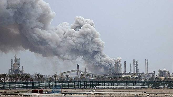이란의 공격후 바레인 시트라 정유소에서 치솟는 연기. 기사 내용과 직접 관련 없음