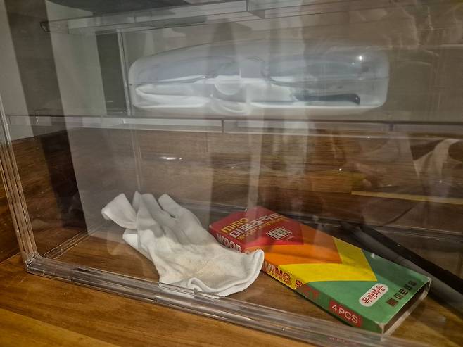 지난달 27일부터 경남 창원컨벤션센터(CECO)에서 열린 '나 혼자만 레벨업 팝업 스토어'에 웹툰을 그린 고 장성락 작가를 추모하는 작가존에 마련돼 있다. 이곳에 작가가 실제 작업할 때 썼던 손때 묻은 장갑이 전시돼 있다. 안대훈 기자